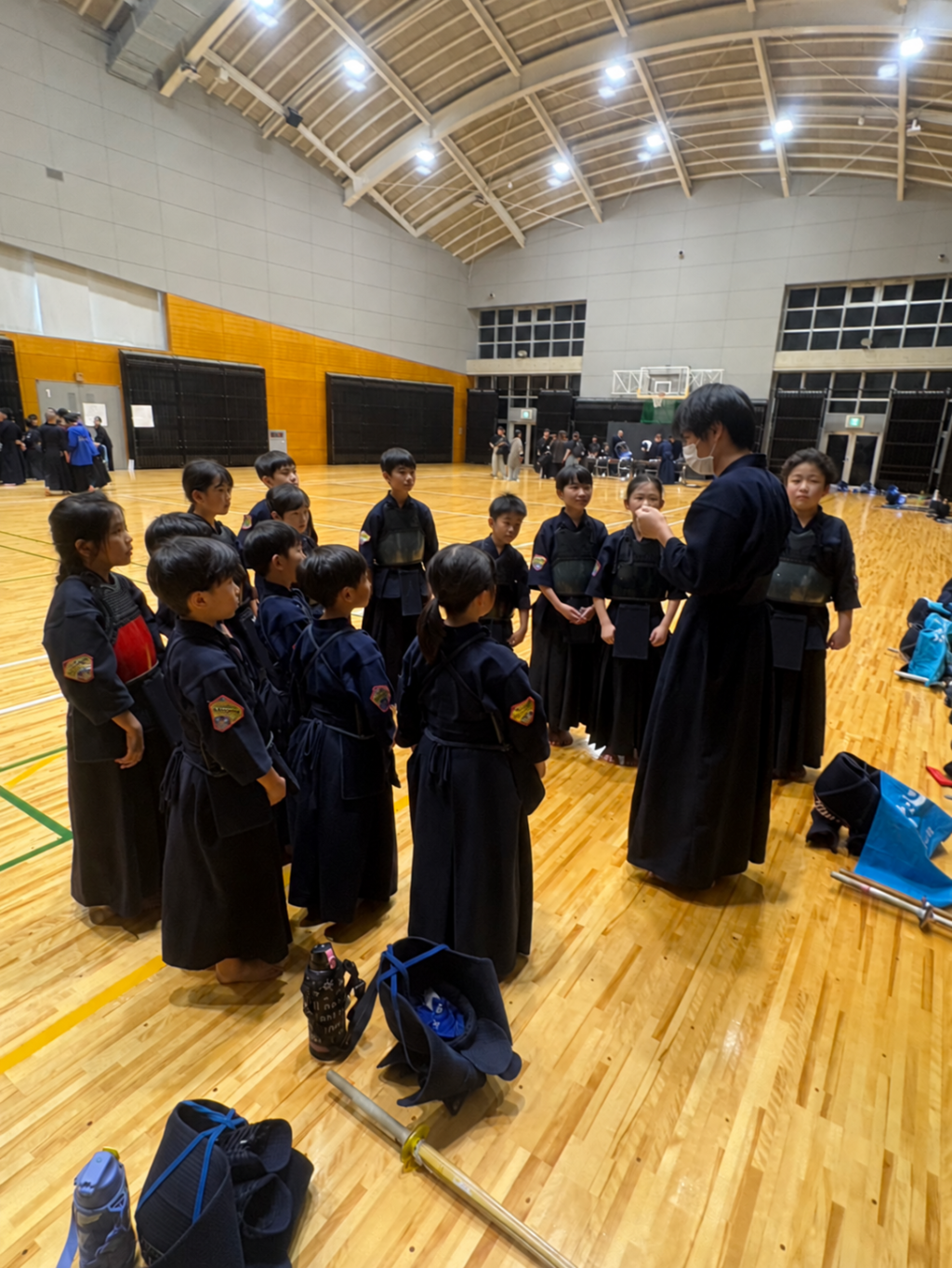山口市合同練成会の会場内で先生のお話に耳を傾ける小郡剣心館の団員たち